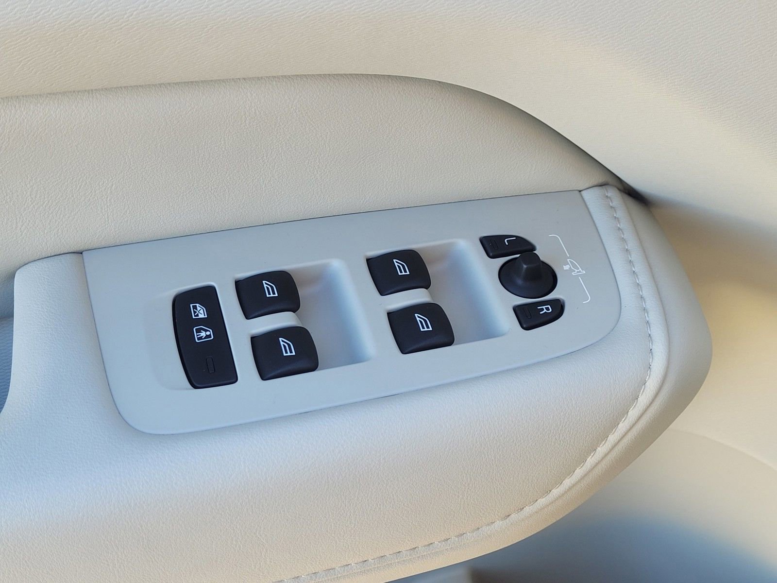 Certified 2024 Volvo XC60 T8 Ultimate w/ Protection Package Premier image 16