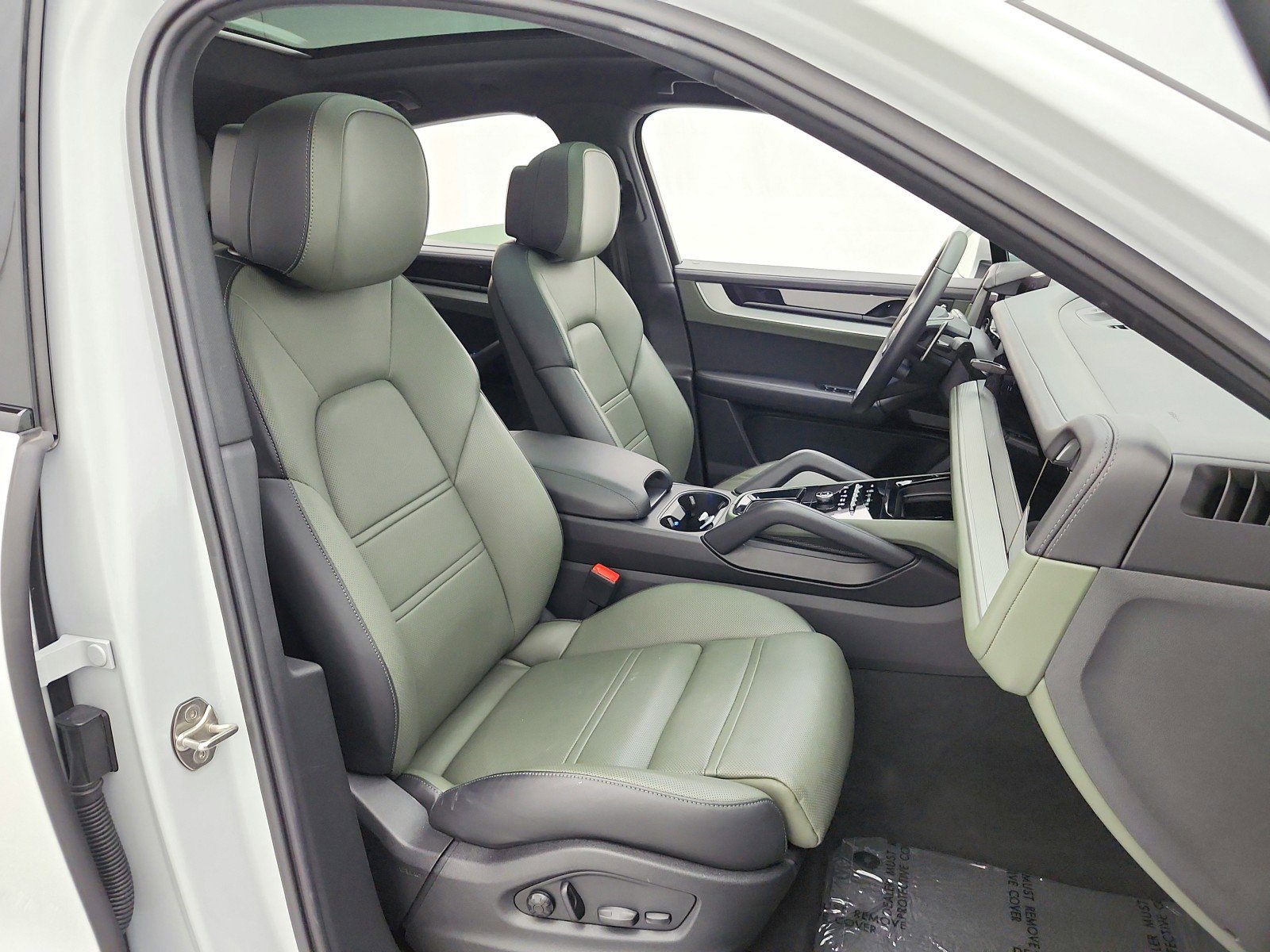 Used 2024 Porsche Cayenne Coupe image 30