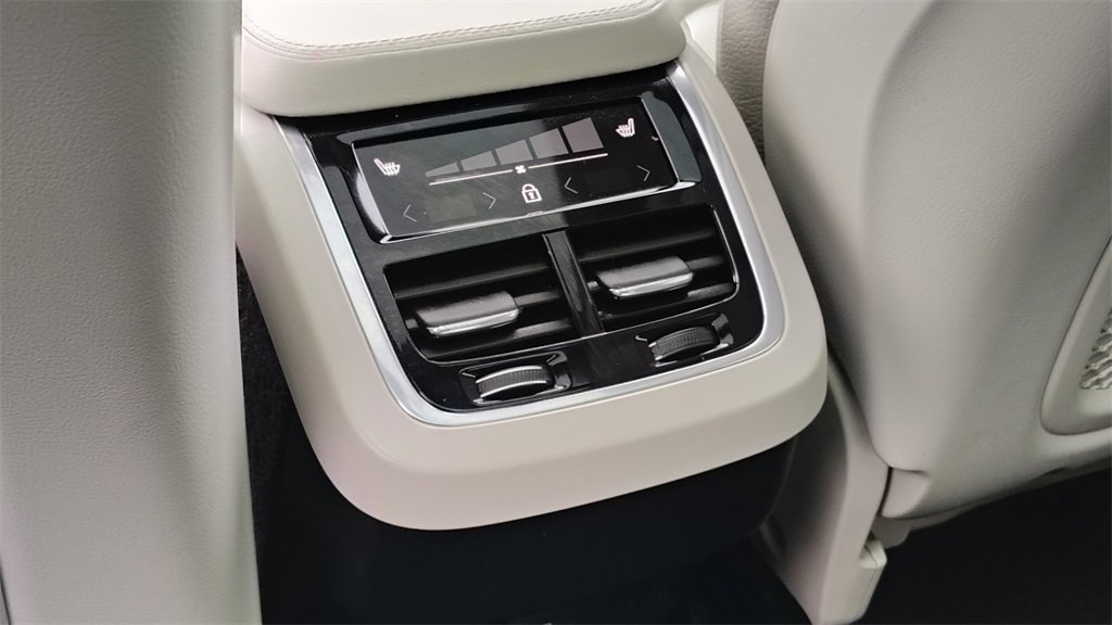 Certified 2023 Volvo XC90 B6 Plus image 30