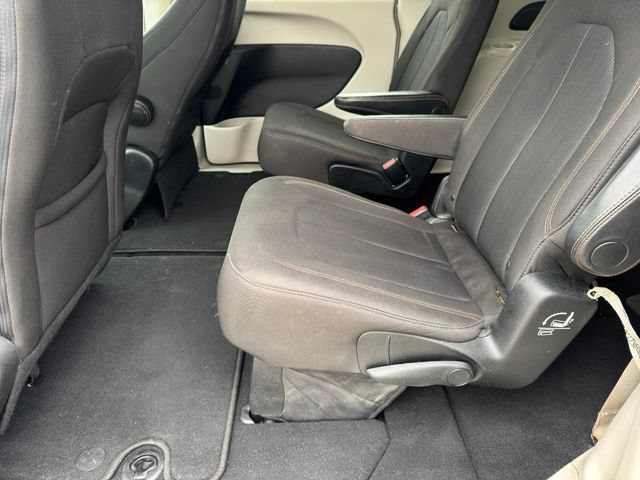 Used 2017 Chrysler Pacifica Touring FWD image 7