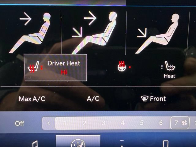 Used 2025 Chrysler Pacifica Limited FWD image 32