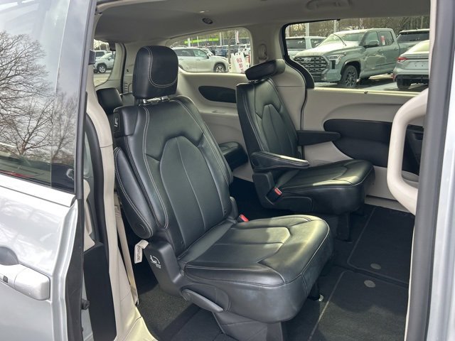 Used 2024 Chrysler Pacifica Touring-L image 18
