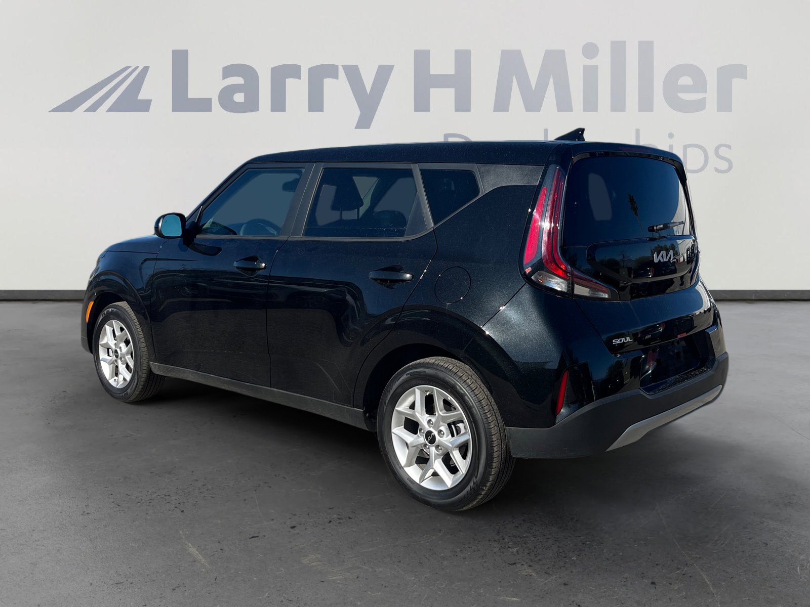 Used 2025 Kia Soul LX image 3
