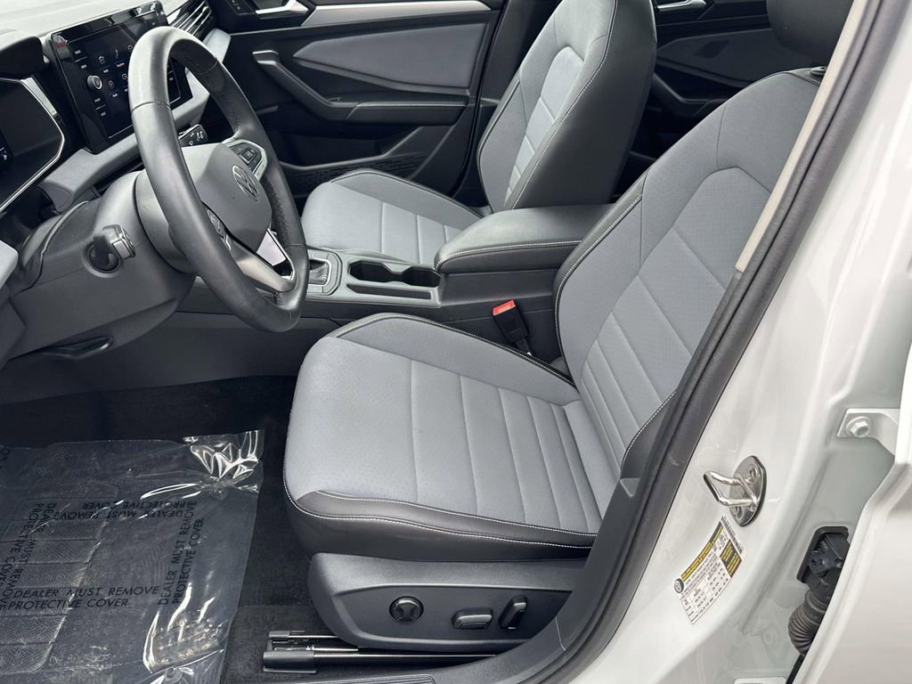 Certified 2025 Volkswagen Jetta SE w/ Sunroof Package image 19