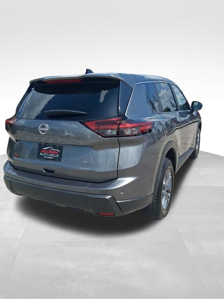 Used 2024 Nissan Rogue S AWD/4WD image 3