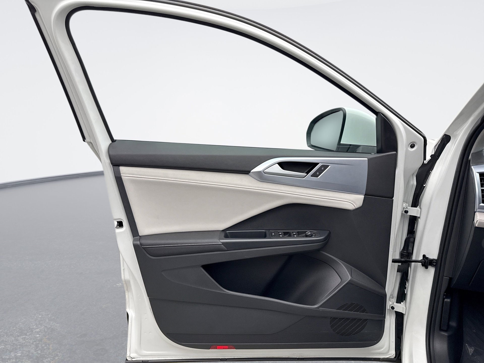 Used 2025 Volkswagen Taos SE image 9