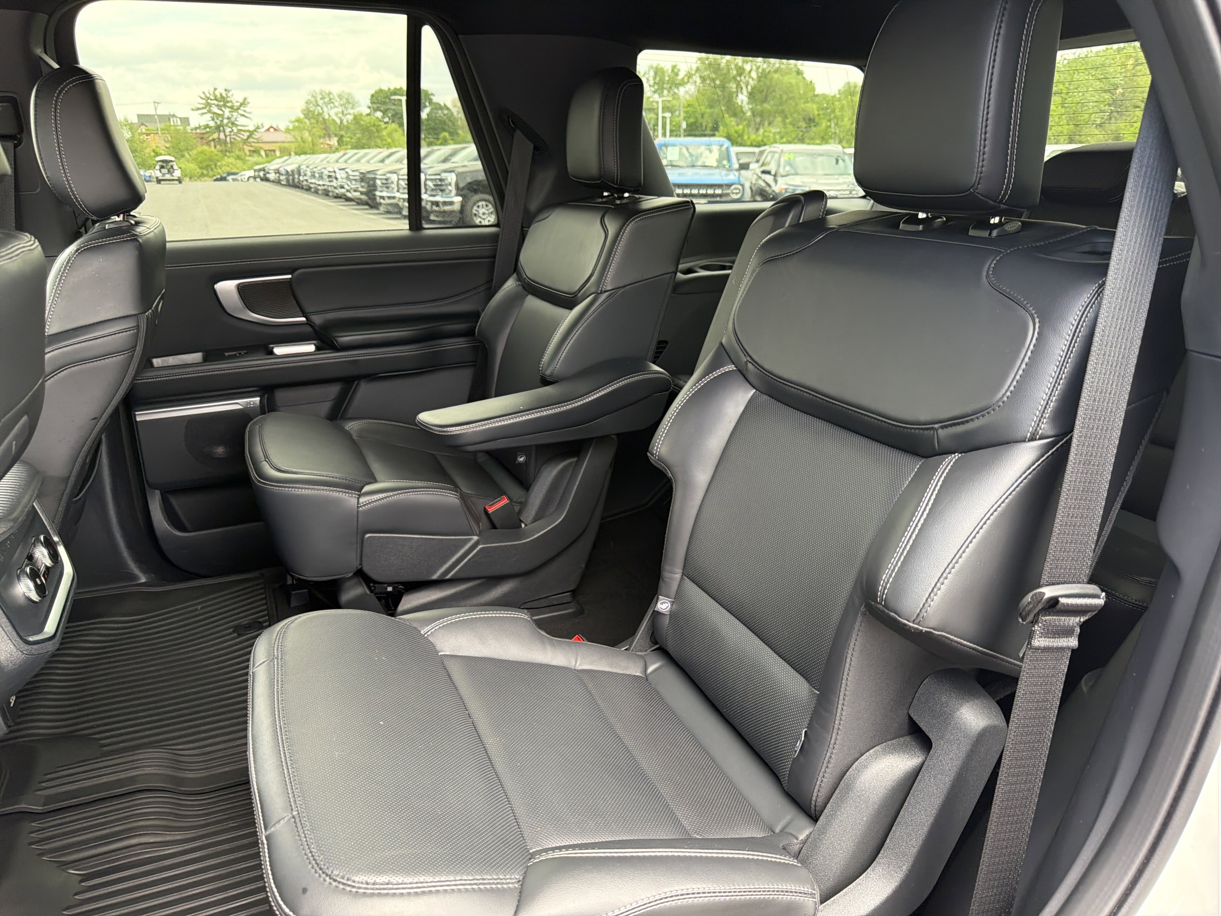 Used 2025 Ford Expedition Platinum w/ Stealth Appearance Package AWD/4WD image 18