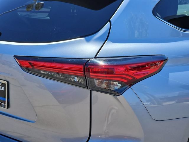 Used 2023 Toyota Highlander LE FWD image 12
