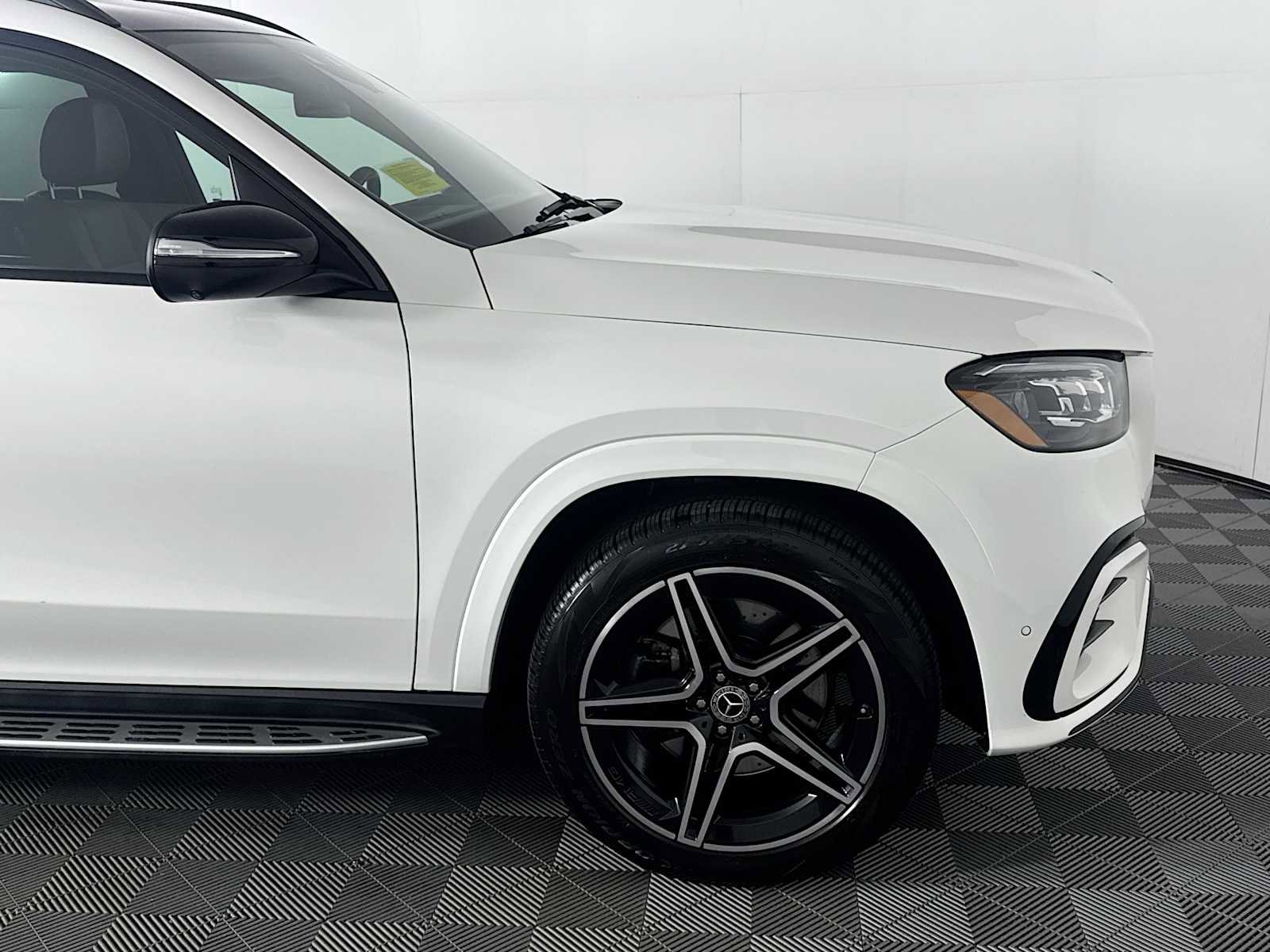Used 2024 Mercedes-Benz GLS 450 4MATIC image 32