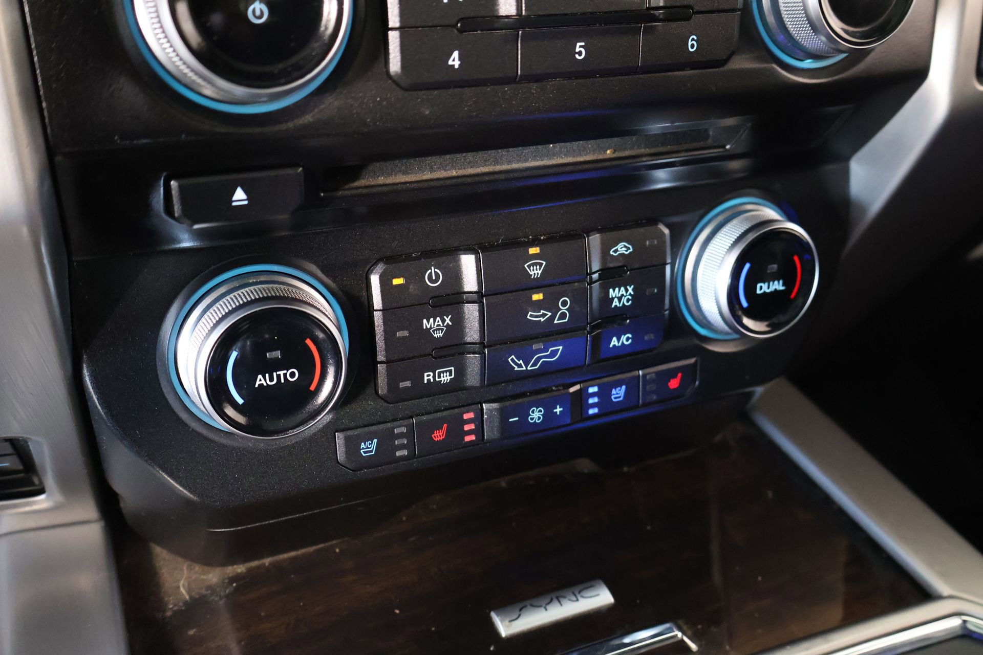 Used 2015 Ford F150 Platinum w/ Equipment Group 701A Luxury AWD/4WD image 9