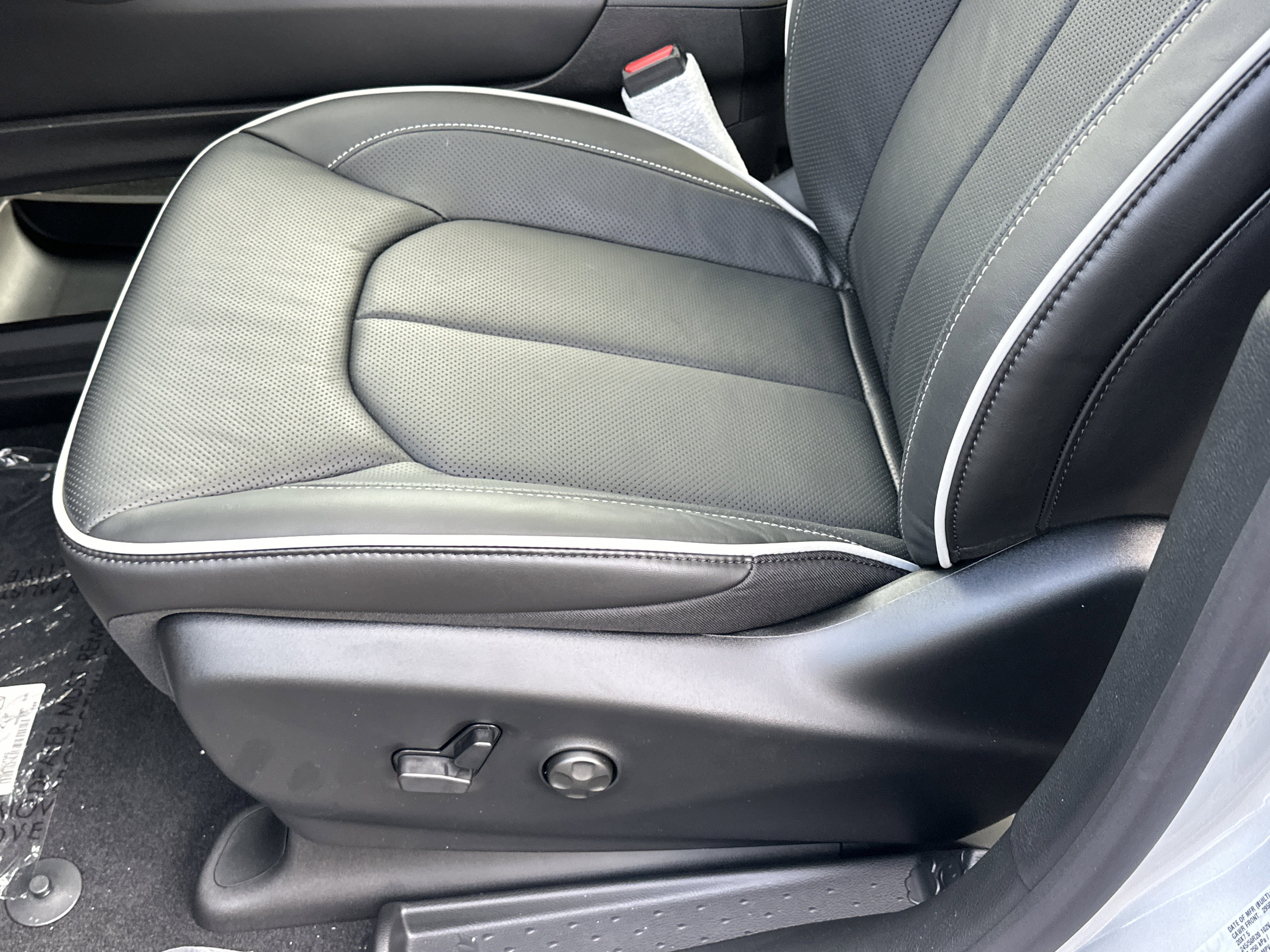 New 2026 Chrysler Pacifica Limited w/ Uconnect Theater Family Group image 29