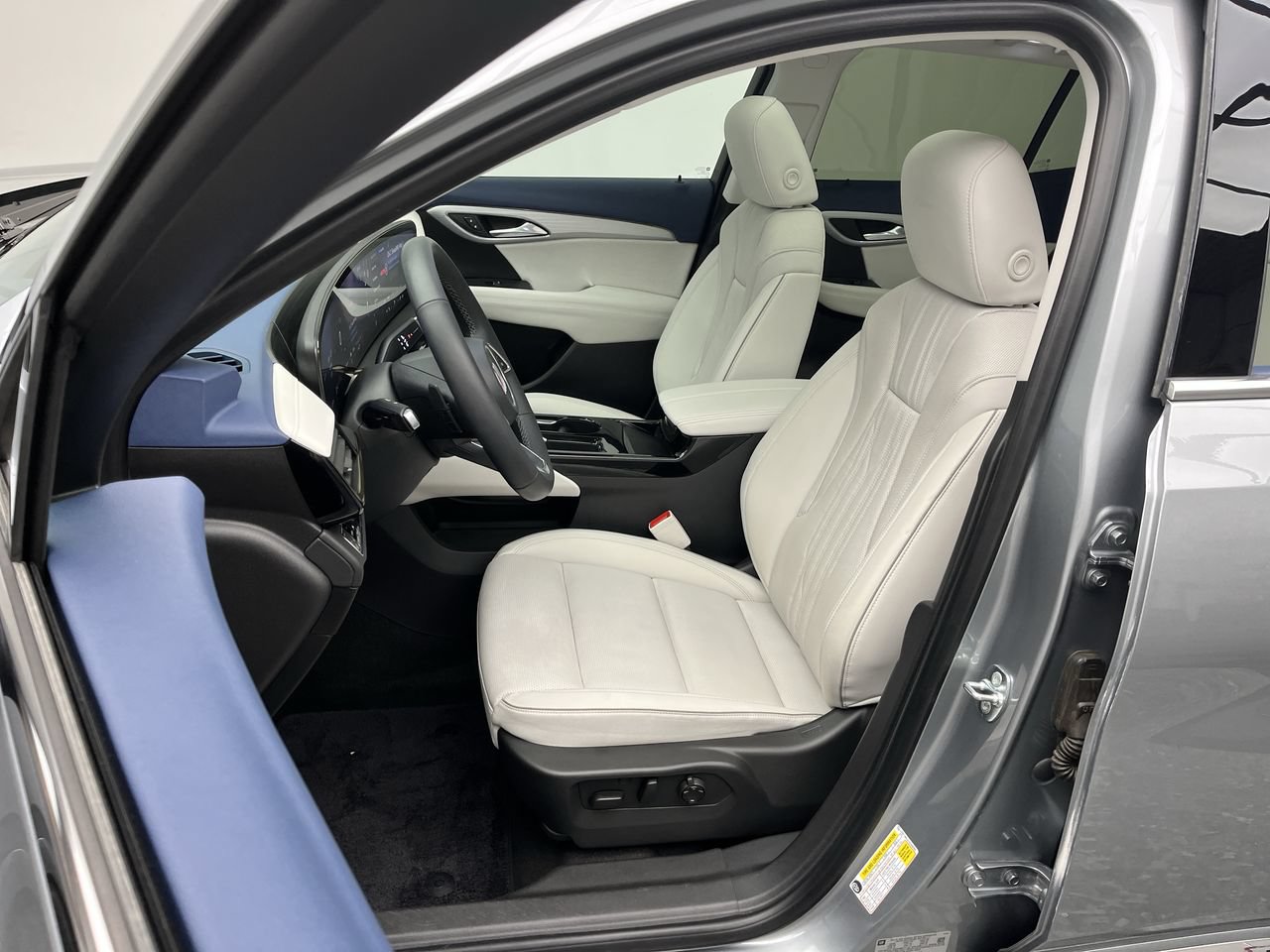 Used 2025 Buick Envision Avenir AWD/4WD image 10