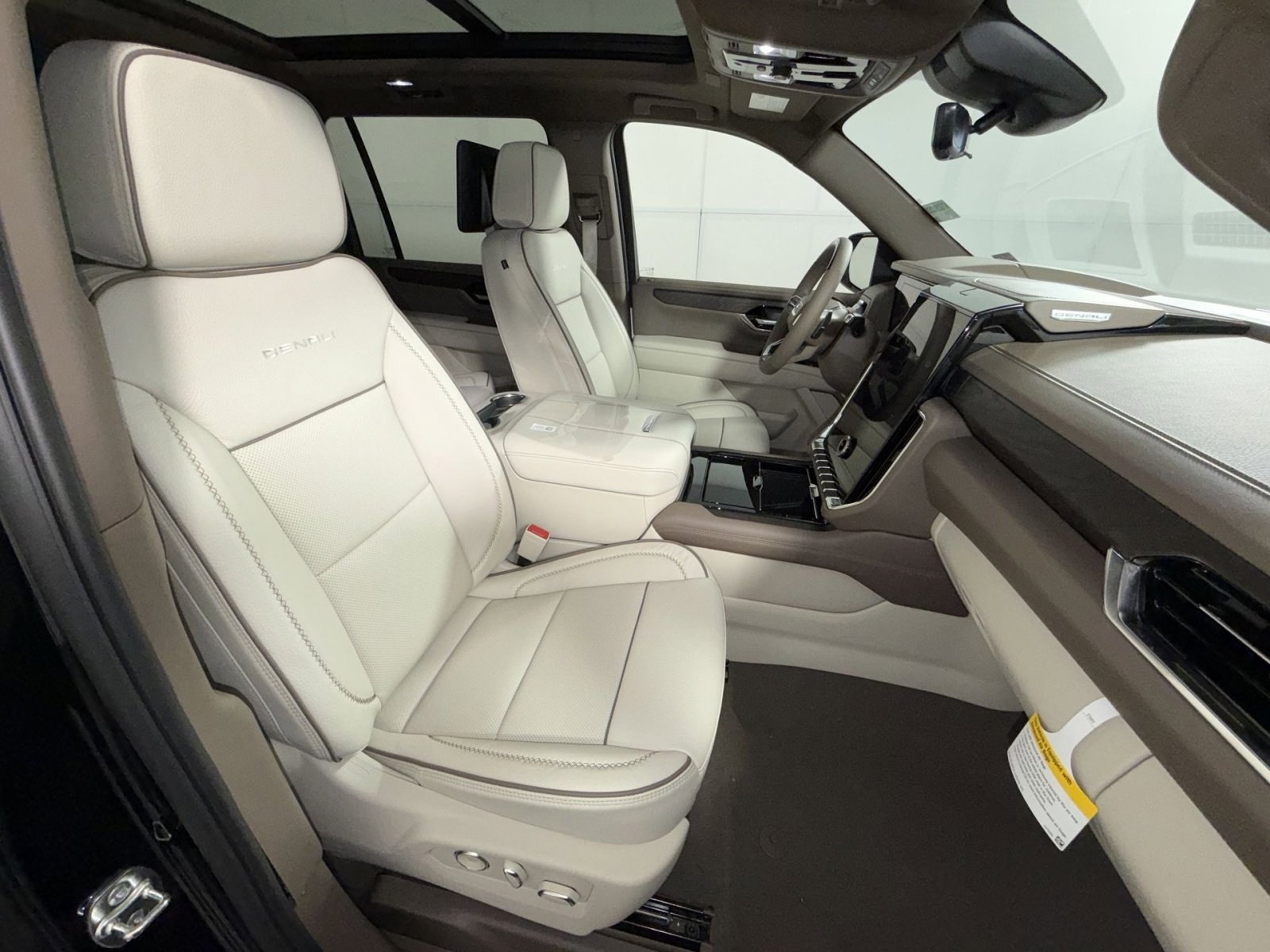 New 2026 GMC Yukon XL Denali w/ Denali Reserve Package image 28