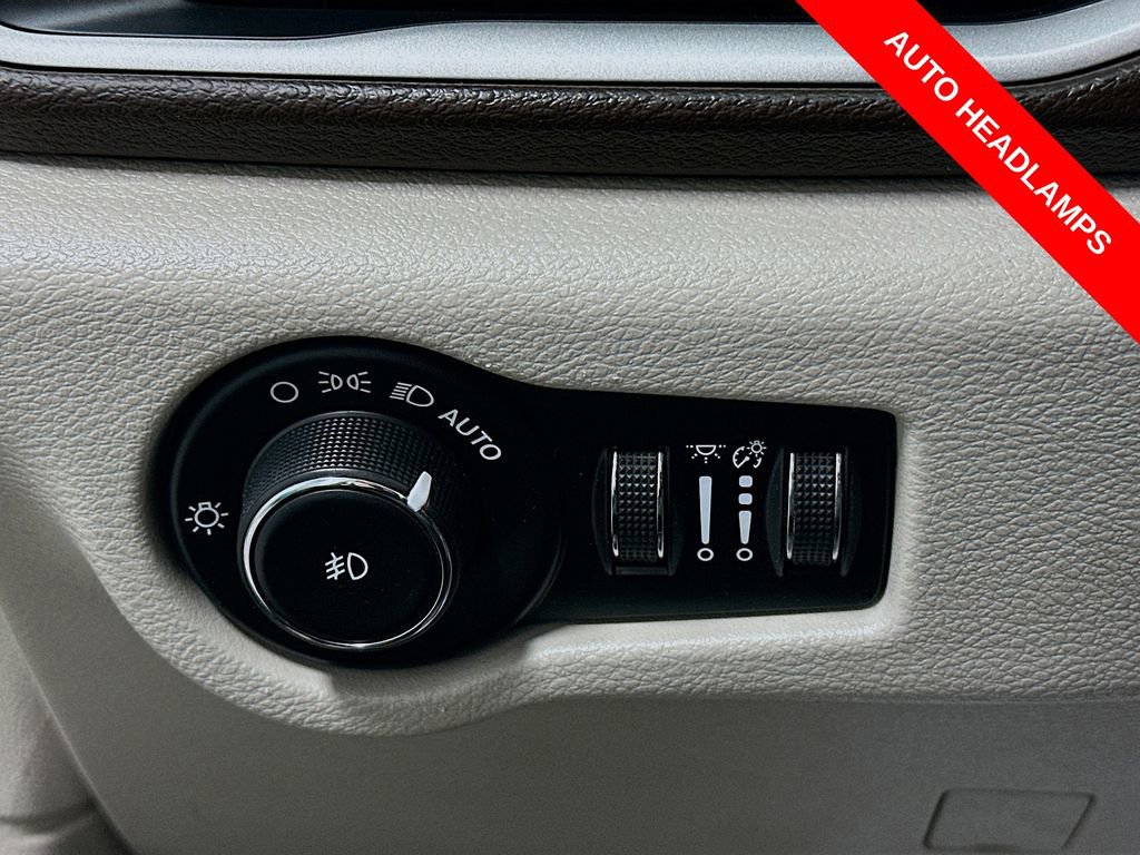 Used 2020 Chrysler Pacifica Touring image 11
