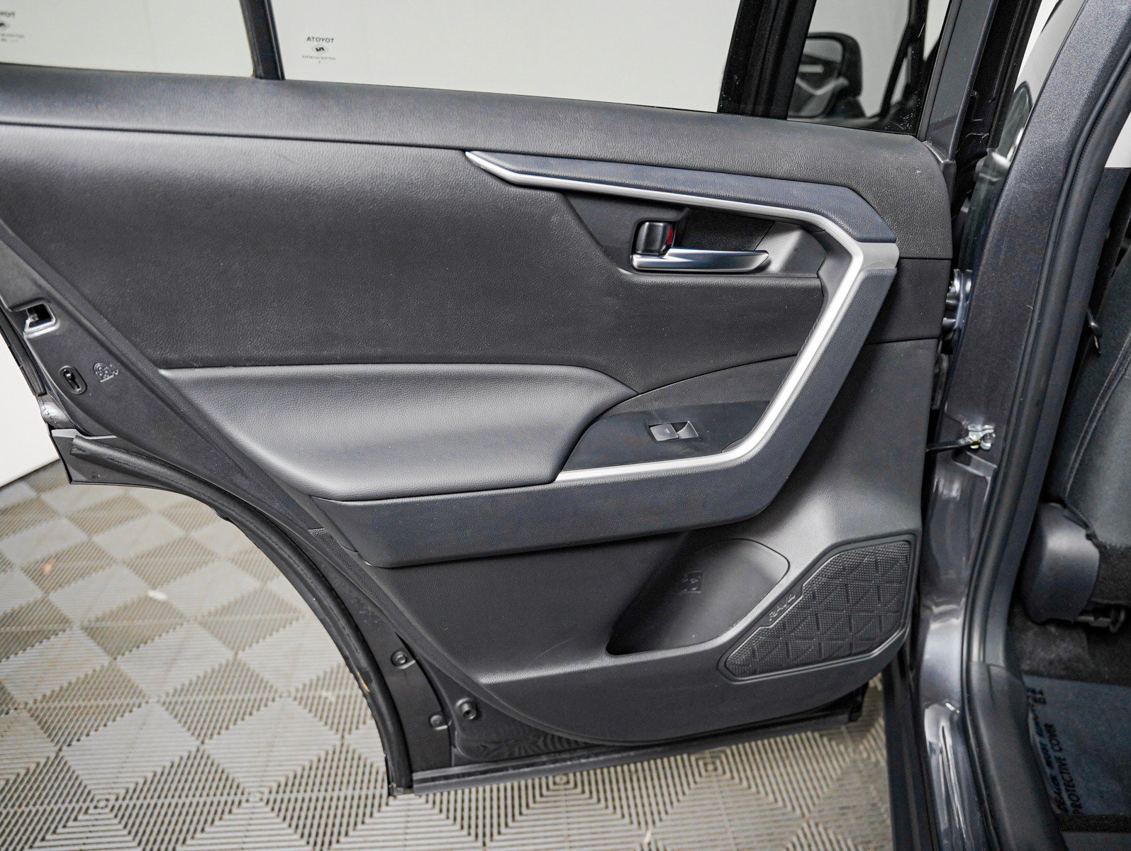 Used 2025 Toyota RAV4 XLE w/ Convenience Package FWD image 21