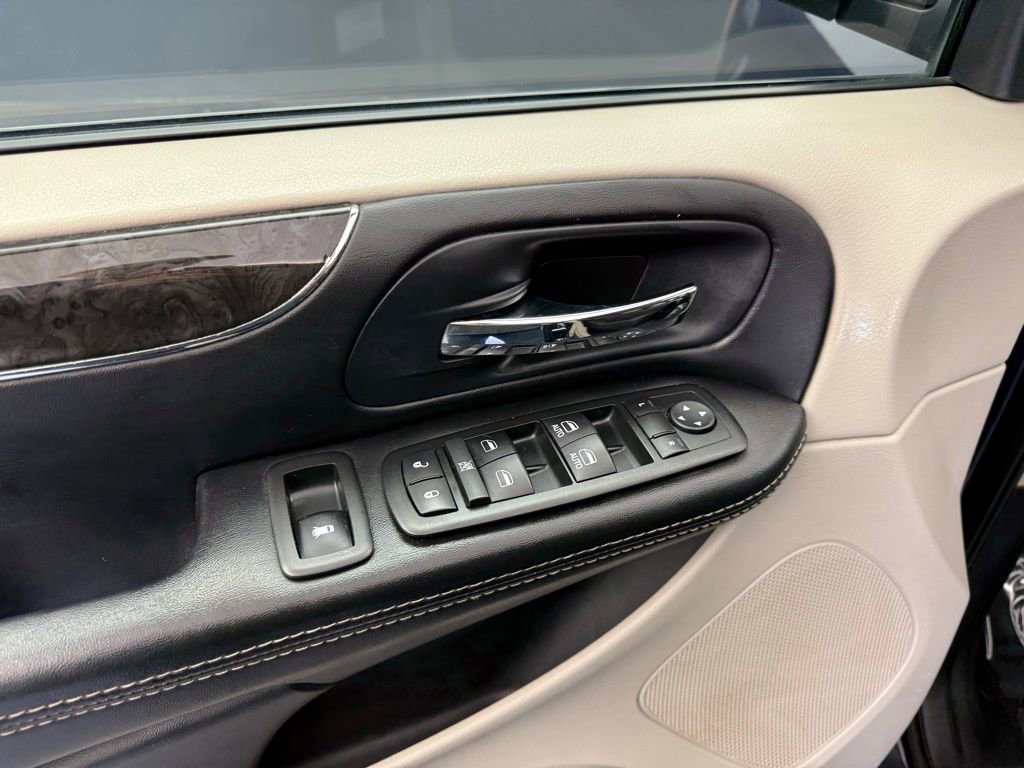 Used 2014 Chrysler Town & Country Touring image 20