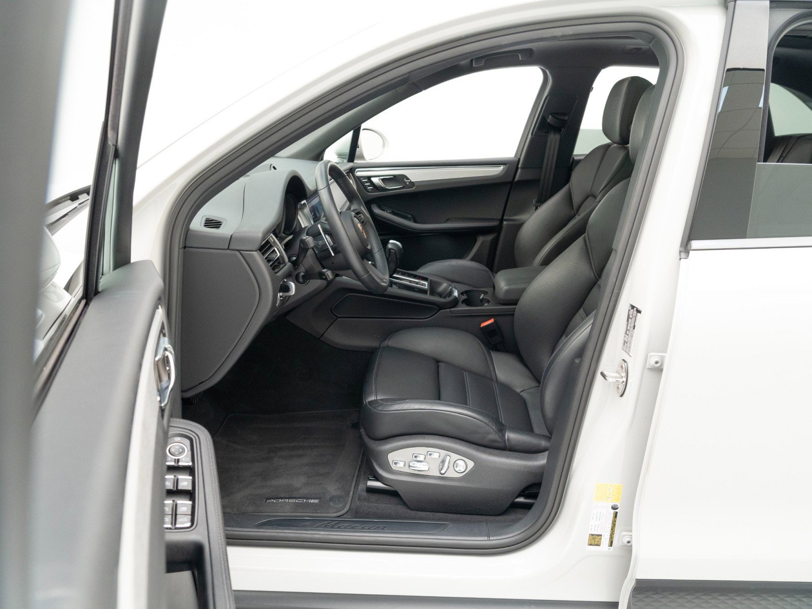 Certified 2025 Porsche Macan image 18