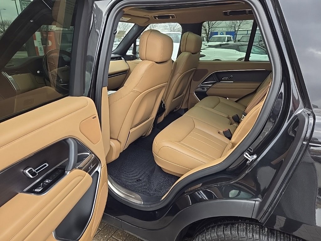 Used 2025 Land Rover Range Rover SE image 16