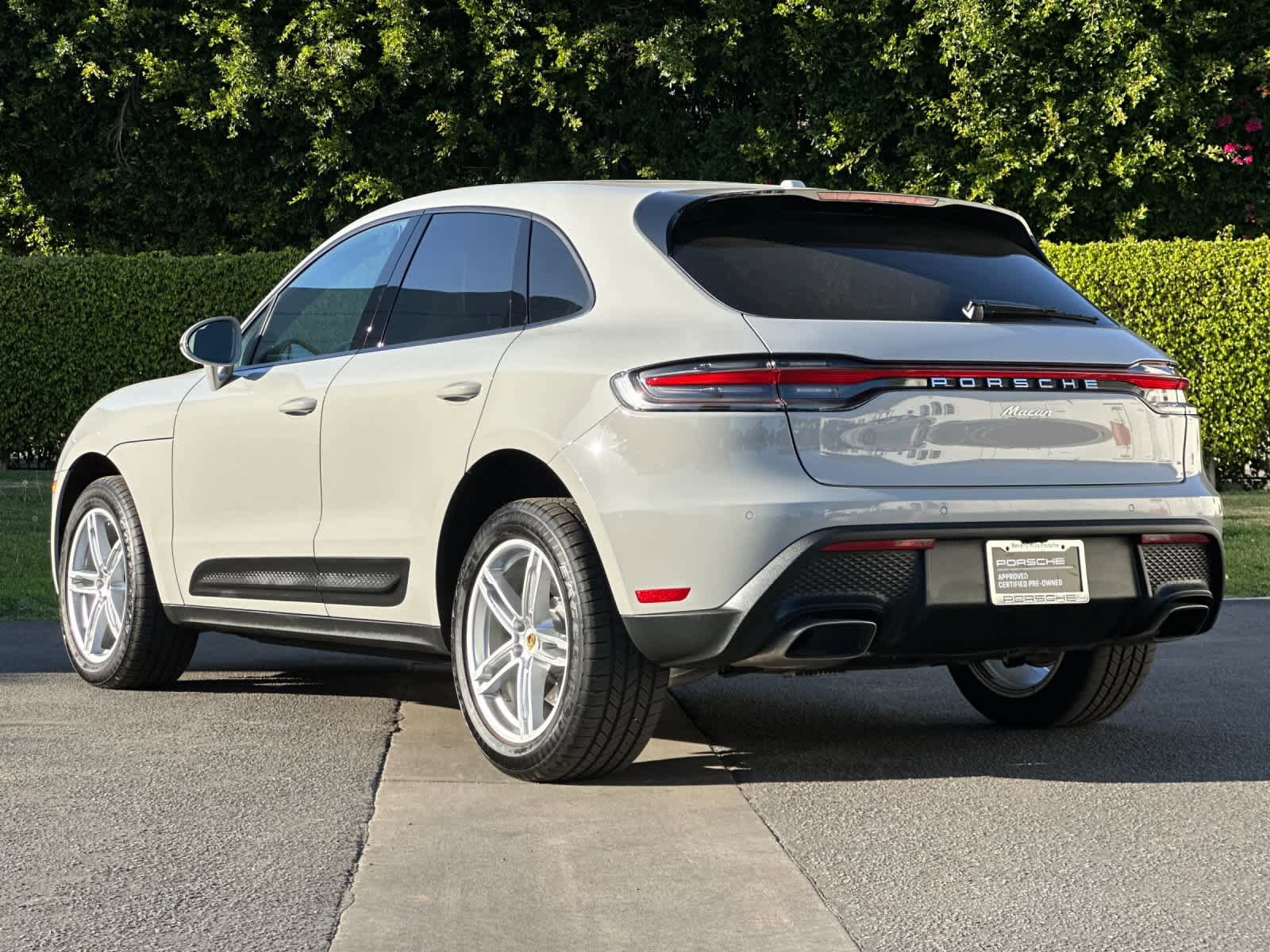Certified 2025 Porsche Macan AWD/4WD image 3