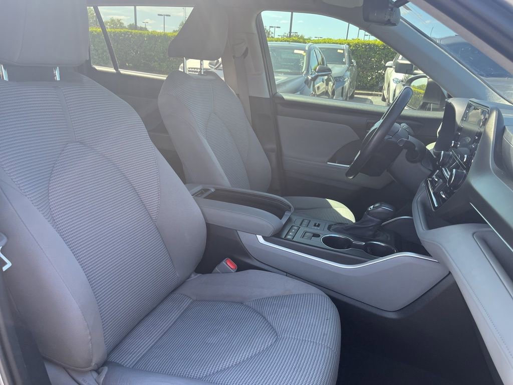 Used 2021 Toyota Highlander LE image 9