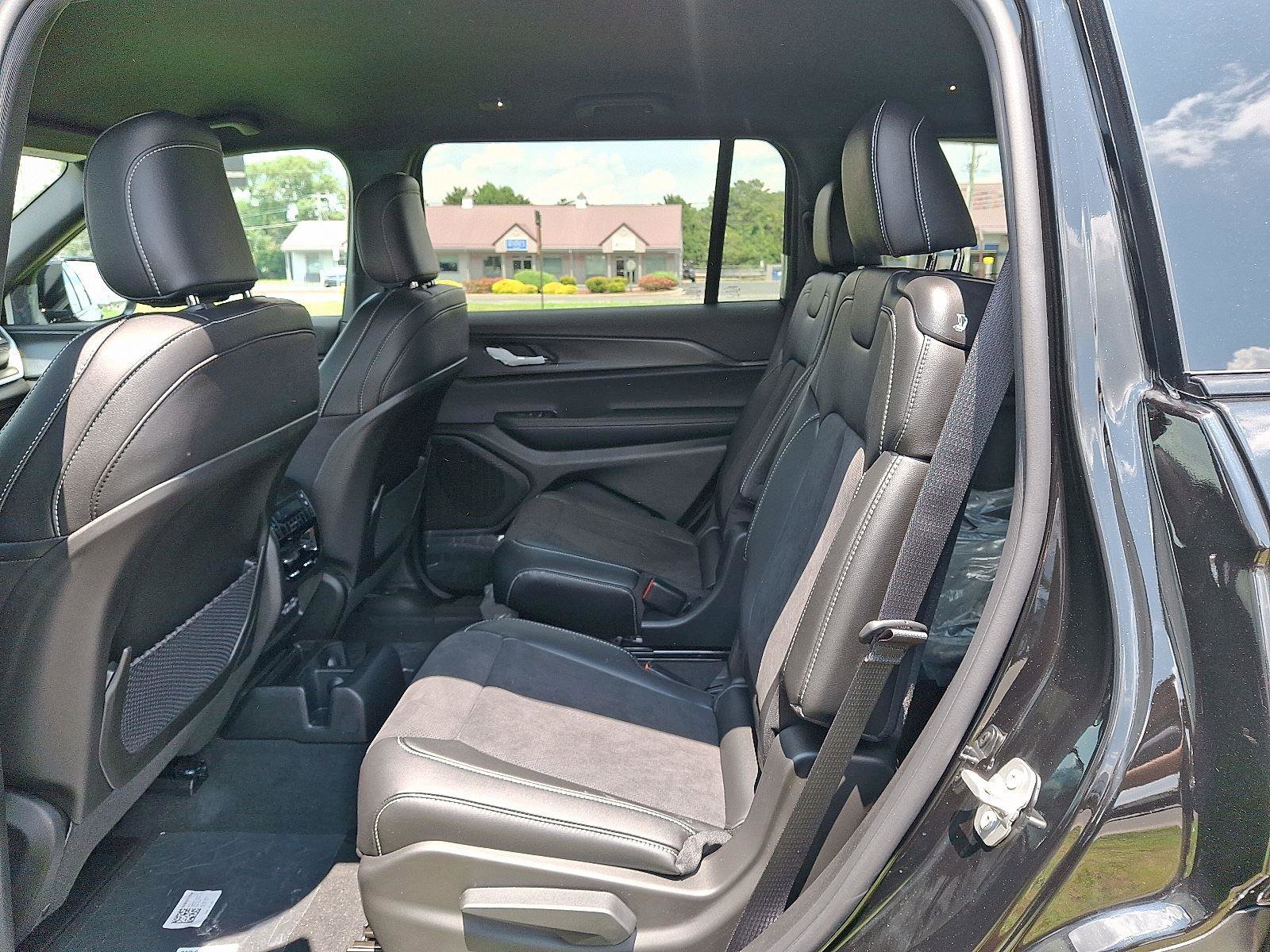 New 2025 Jeep Grand Cherokee L Laredo image 7