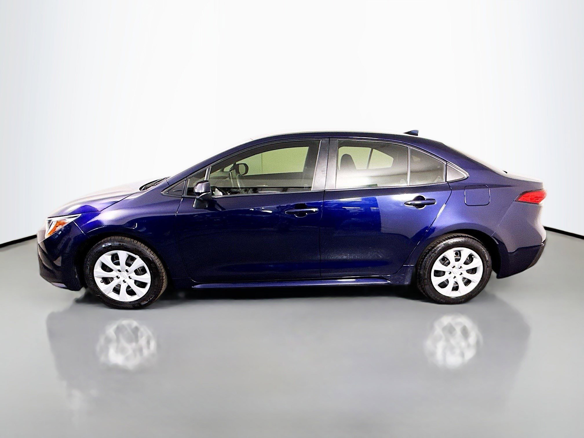 Used 2021 Toyota Corolla LE image 6