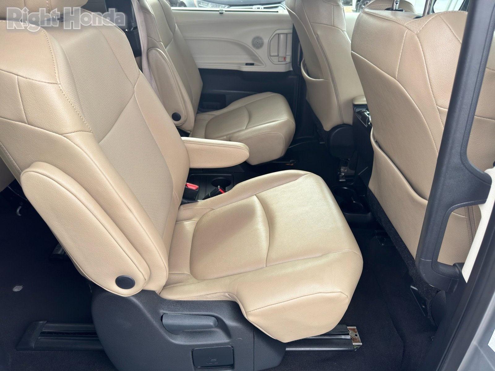 Used 2024 Toyota Sienna XLE image 13