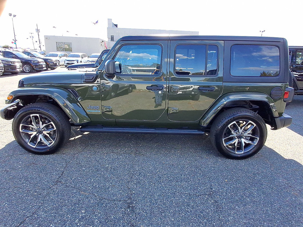 Used 2024 Jeep Wrangler Unlimited w/ Convenience Group AWD/4WD image 5