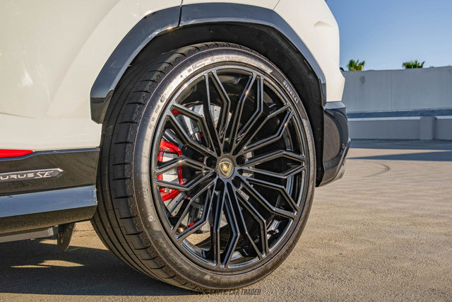 Used 2025 Lamborghini Urus SE AWD/4WD image 54