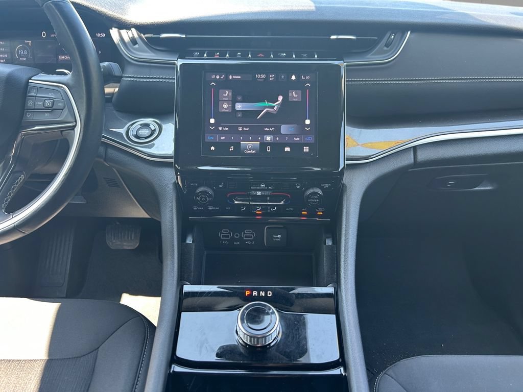Used 2022 Jeep Grand Cherokee Laredo w/ Luxury Tech Group I AWD/4WD image 15