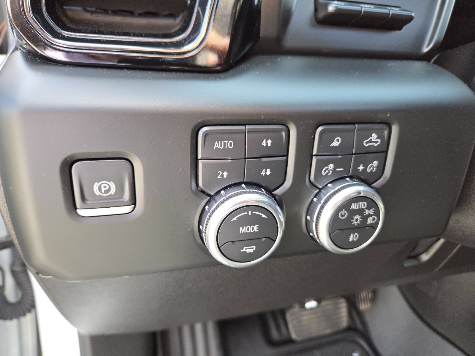 Used 2025 GMC Sierra 2500 AT4 w/ AT4 Premium Plus Package AWD/4WD image 8