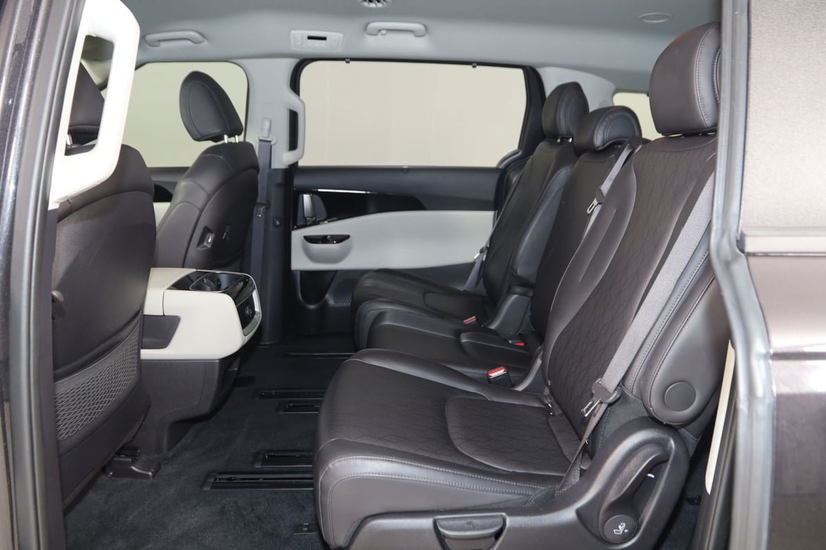 Used 2024 Kia Carnival EX FWD image 54
