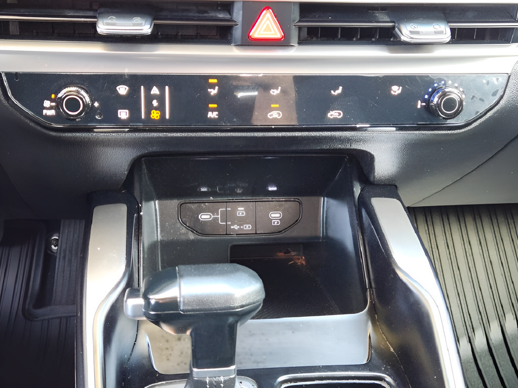 Used 2024 Kia Sorento LX FWD image 17