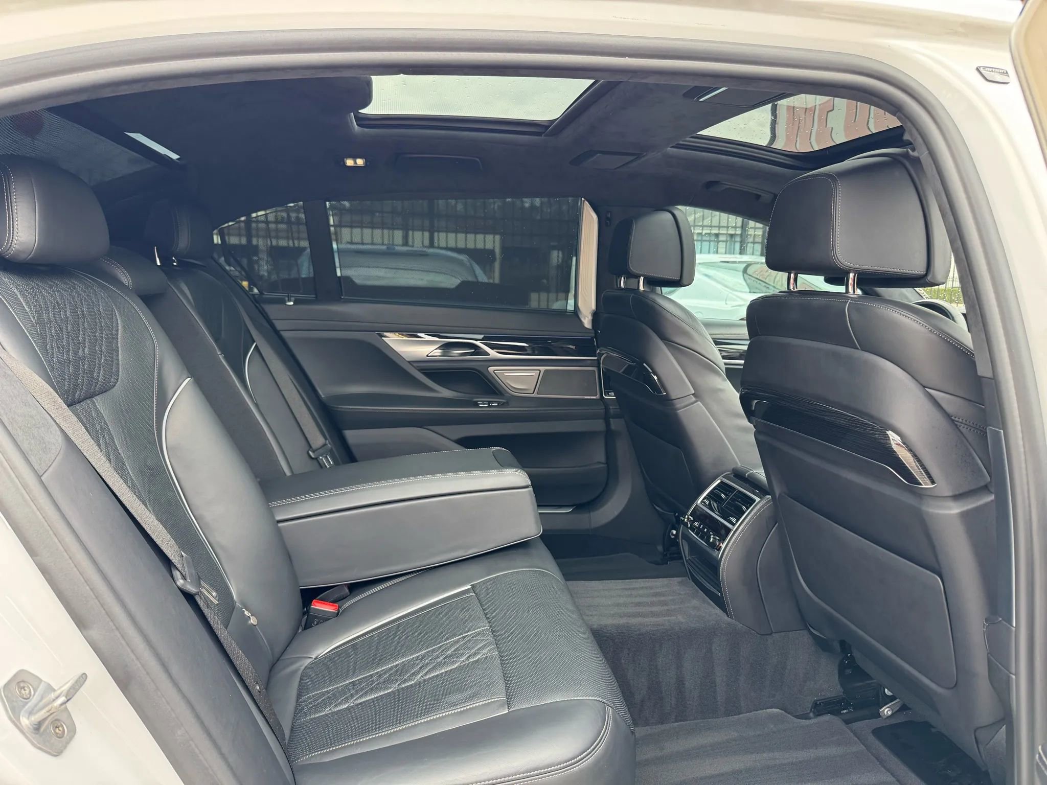 Used 2019 BMW 750i w/ Executive Package image 19