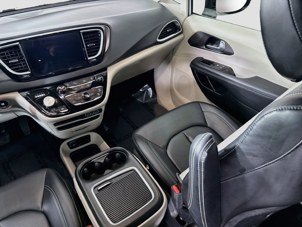Used 2024 Chrysler Pacifica Touring-L FWD image 25