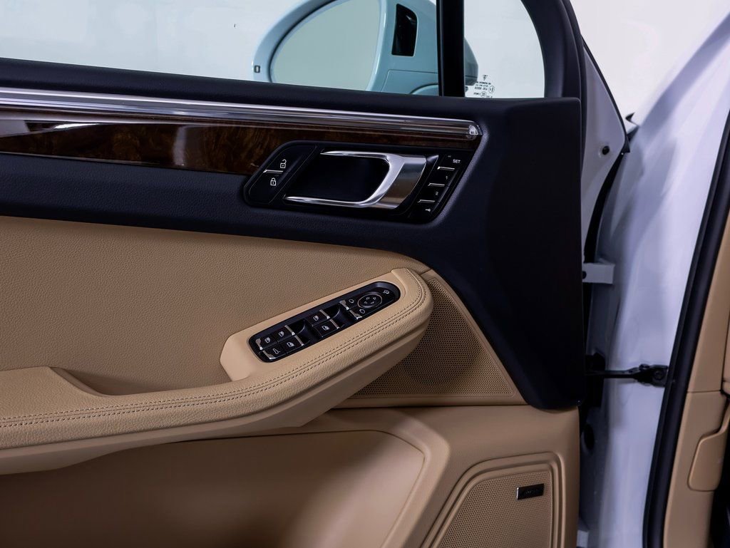 Certified 2025 Porsche Macan AWD/4WD image 19