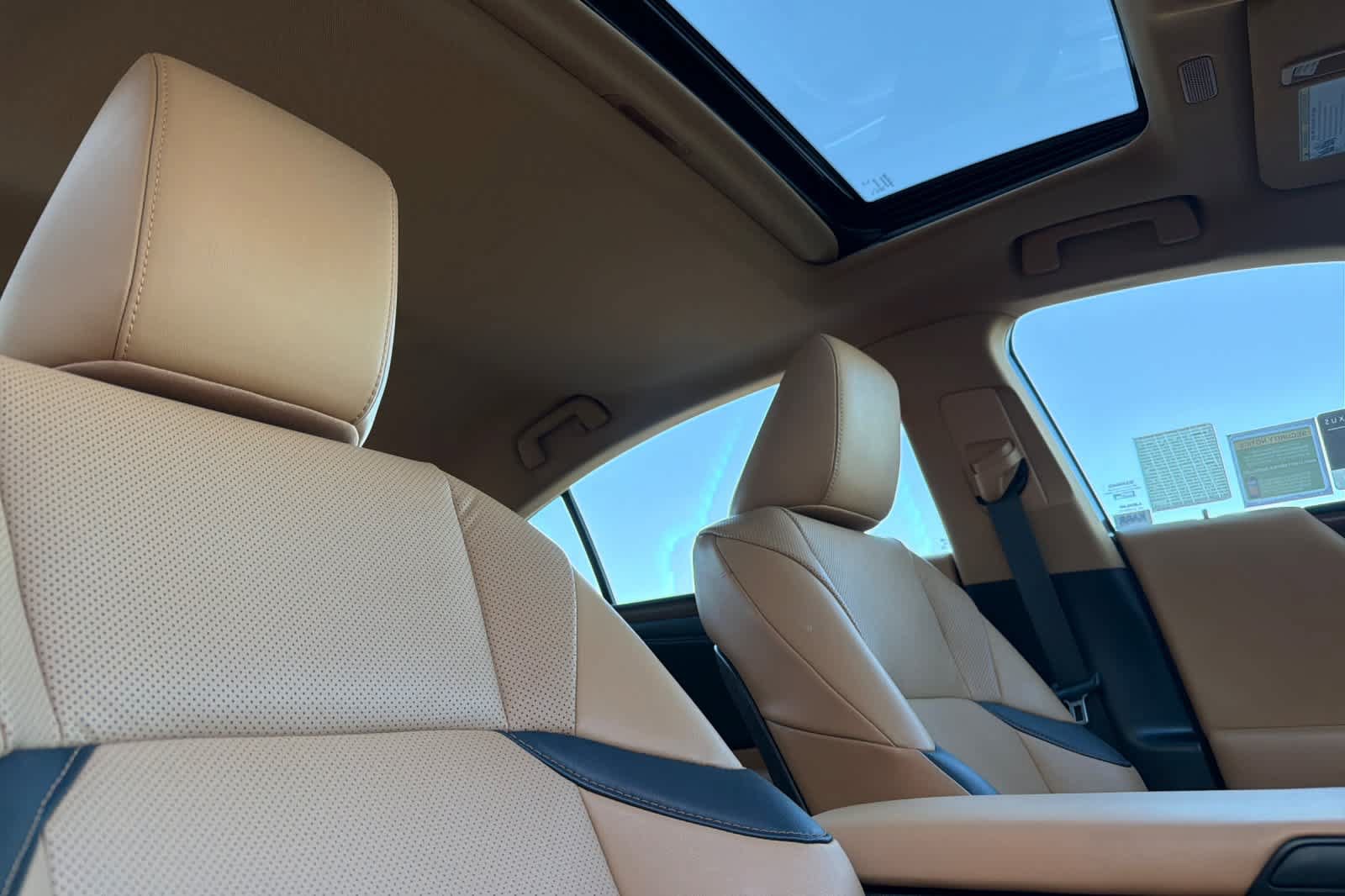 Certified 2025 Lexus ES 300h w/ Premium Package FWD image 17
