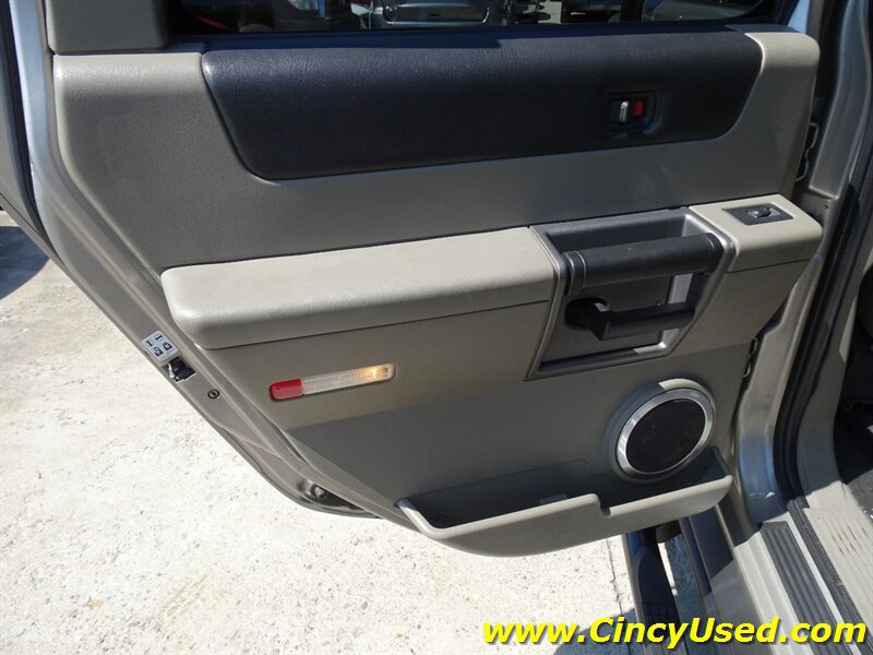 Used 2004 HUMMER H2 w/ Preferred Equipment Group AWD/4WD image 31