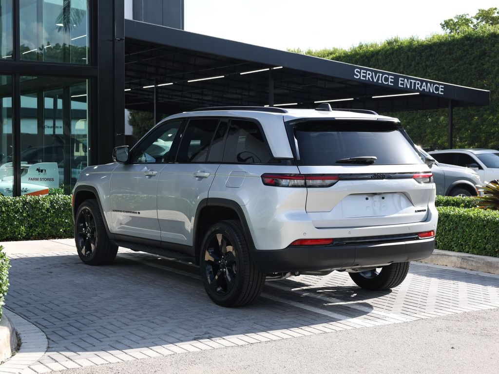 Used 2025 Jeep Grand Cherokee Limited w/ Black Appearance Package RWD image 5