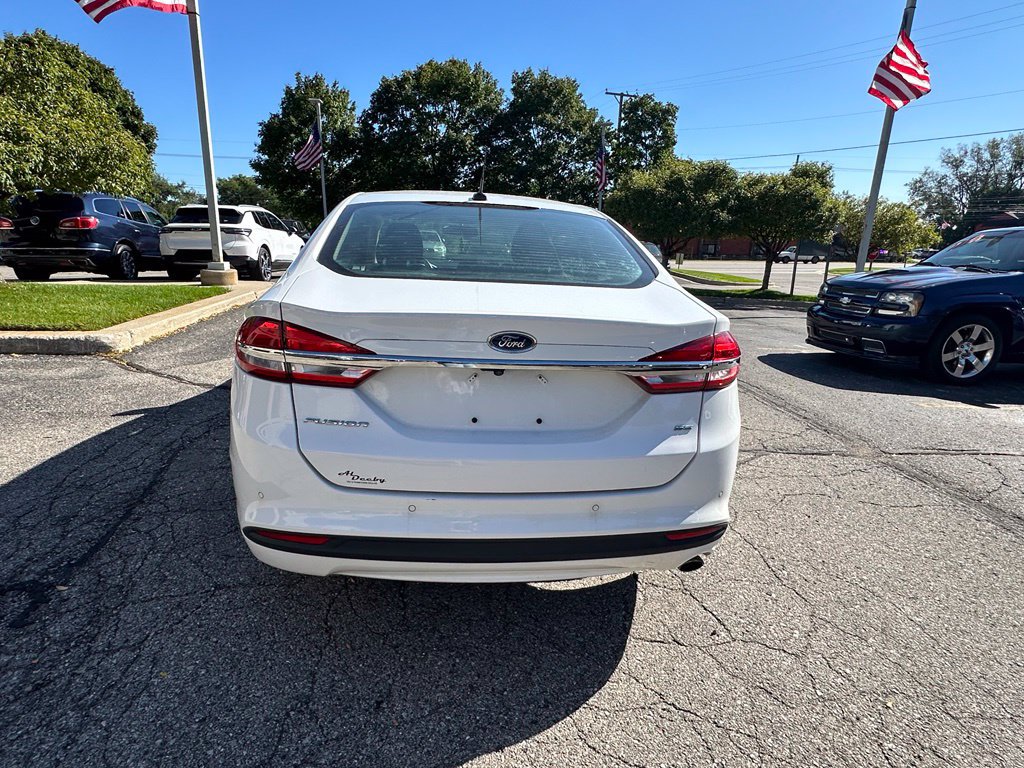 Used 2017 Ford Fusion SE w/ Fusion SE Technology Package FWD image 4