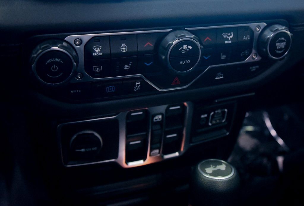 Used 2025 Jeep Wrangler Unlimited Sahara AWD/4WD image 18