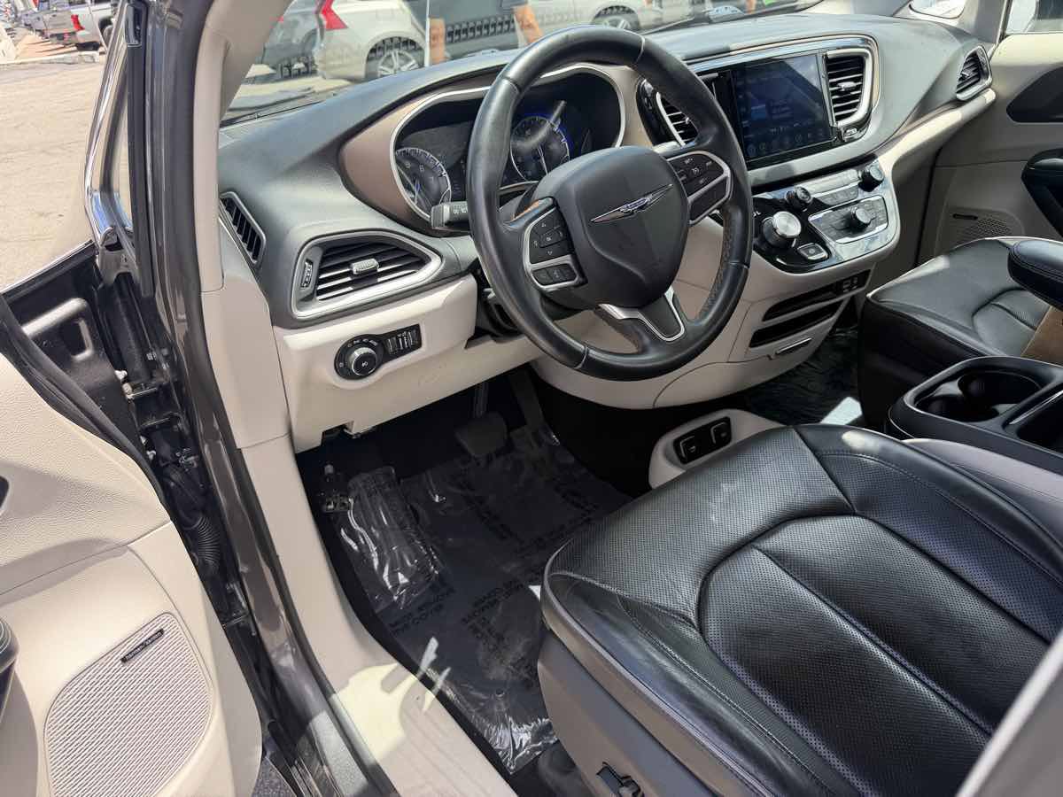 Used 2017 Chrysler Pacifica Touring-L w/ Tire & Wheel Group FWD image 11