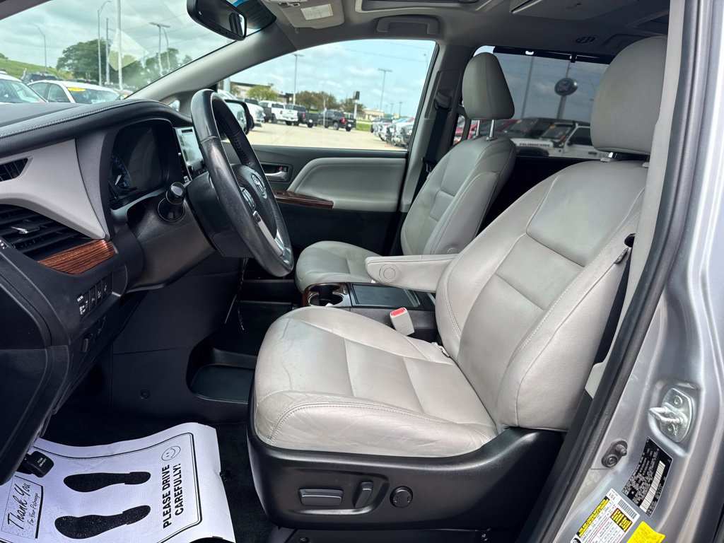 Used 2017 Toyota Sienna Limited AWD/4WD image 4
