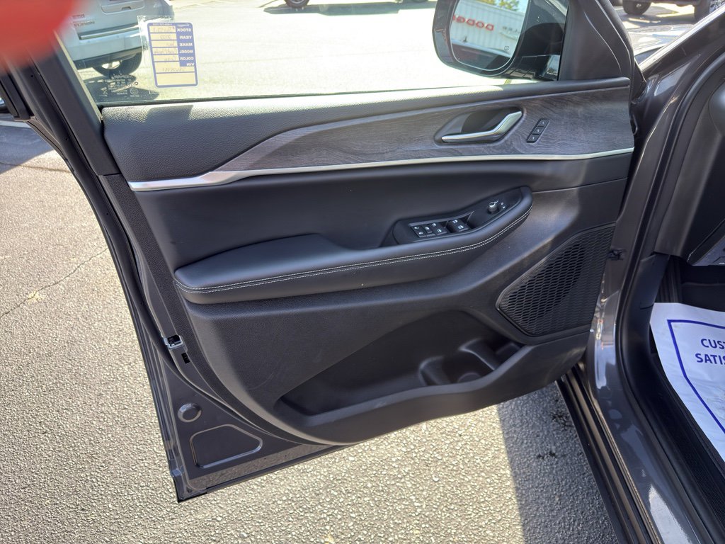 Used 2025 Jeep Grand Cherokee L Limited image 23