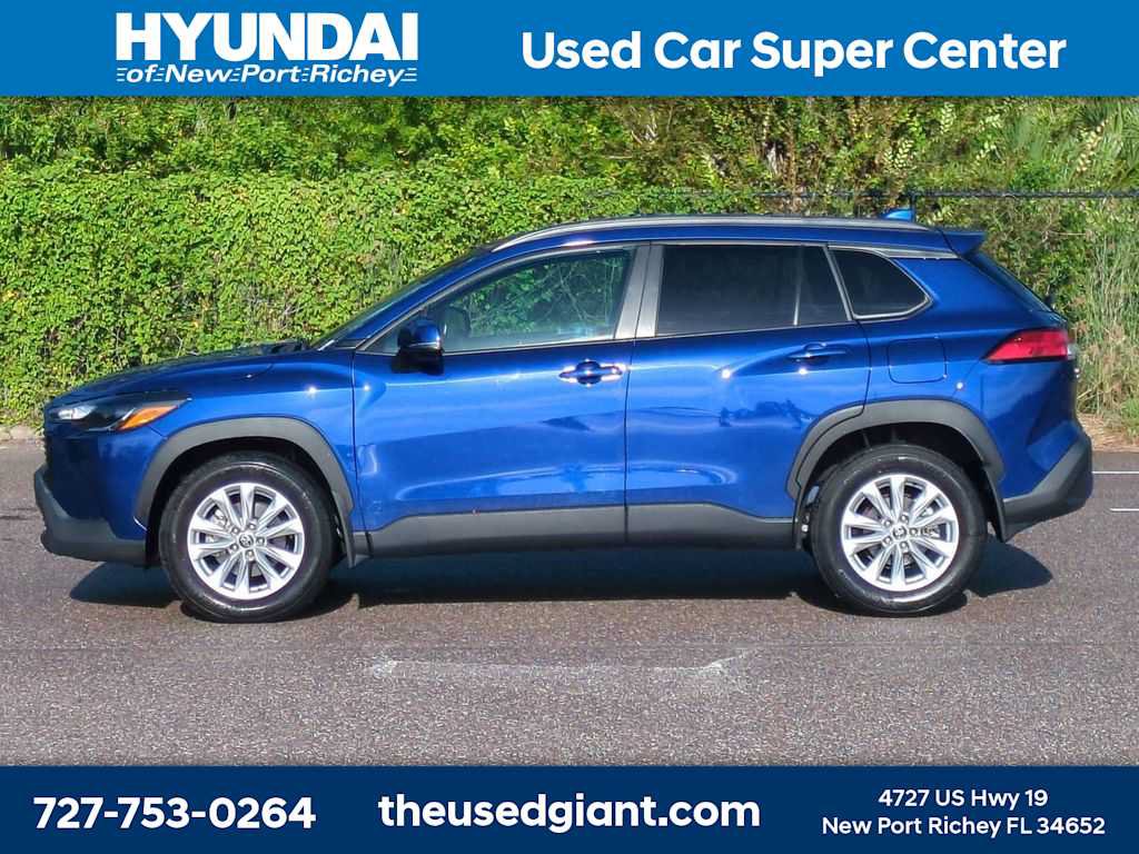 Used 2024 Toyota Corolla Cross LE FWD image 2