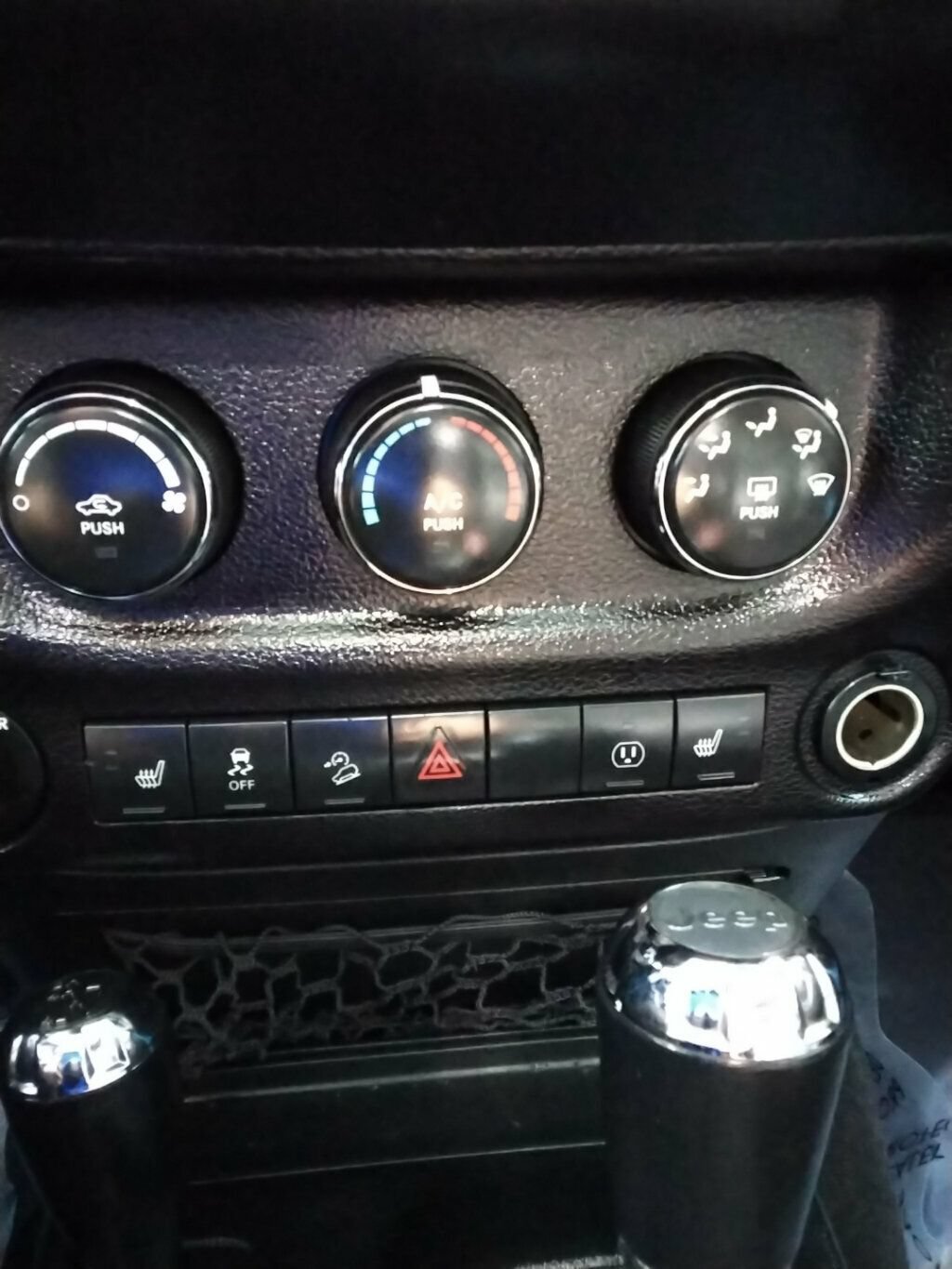 Used 2018 Jeep Wrangler Unlimited Sahara AWD/4WD image 18