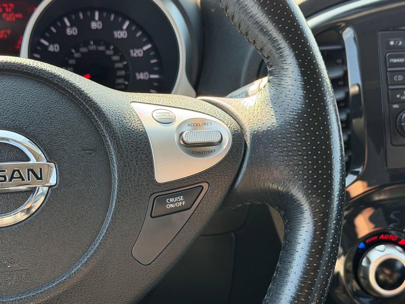 Used 2011 Nissan Juke SL FWD image 27