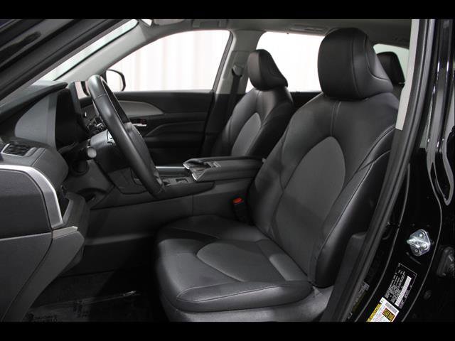 Used 2025 Toyota Grand Highlander AWD image 5