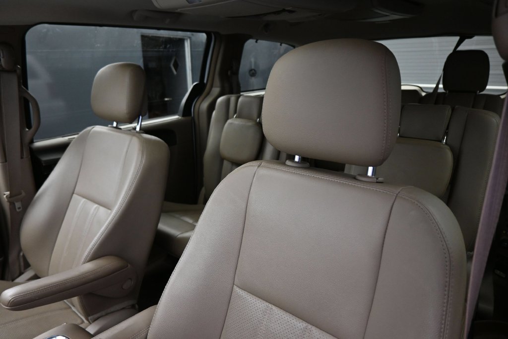 Used 2016 Chrysler Town & Country Touring-L FWD image 12