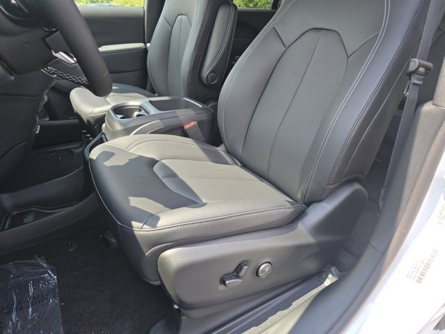 New 2026 Chrysler Pacifica Select image 4